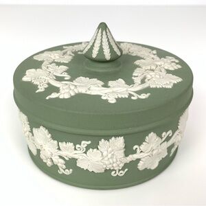 Wedgwood Sage Green Jasperware Lidded Round Box Large 5" Spike Knob Vtg Vines
